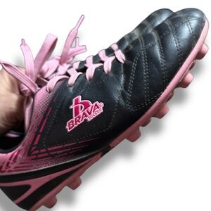 Brava‎ Girls' Racer III soccer cleats Pink & Black Turf Shoes. Sz 5.5 D Girls